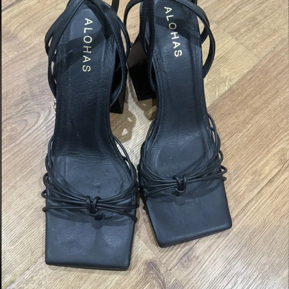 ALOHAS strap heels - Picture 4 of 8
